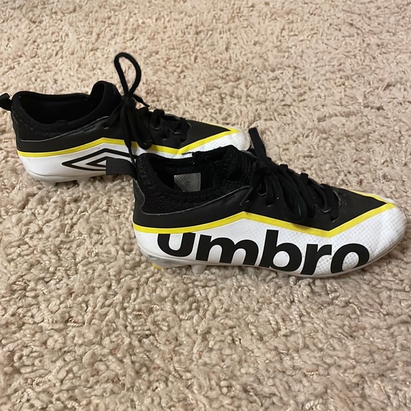 Umbro Soccer Cleats - Picture 3 of 6